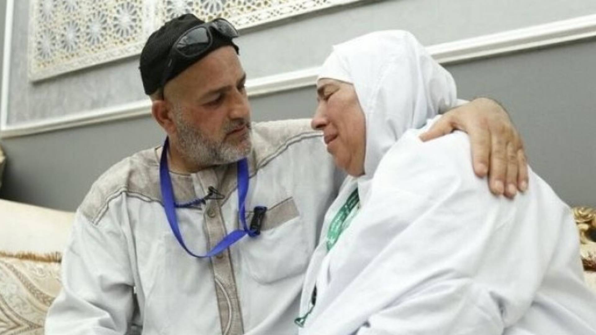 "الحج" يجمع فلسطينية بشقيقها بعد فراق 15 عاما