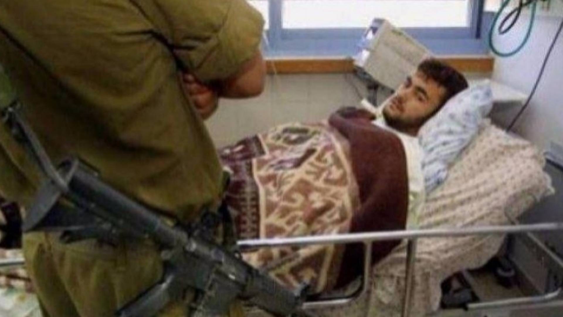 الأسير المصاب رائد الصالحي خلال تواجده بمستشفى هداسا