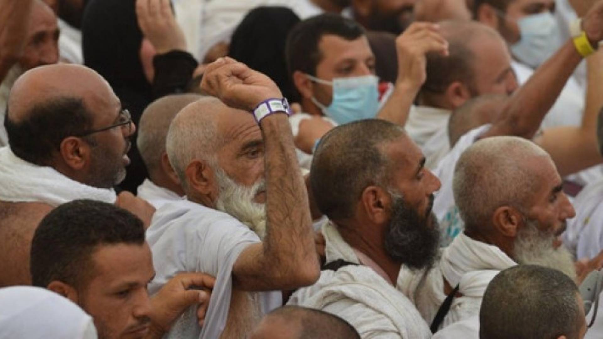الحجاج يرمون الجمرات في ثالث أيام التشريق 