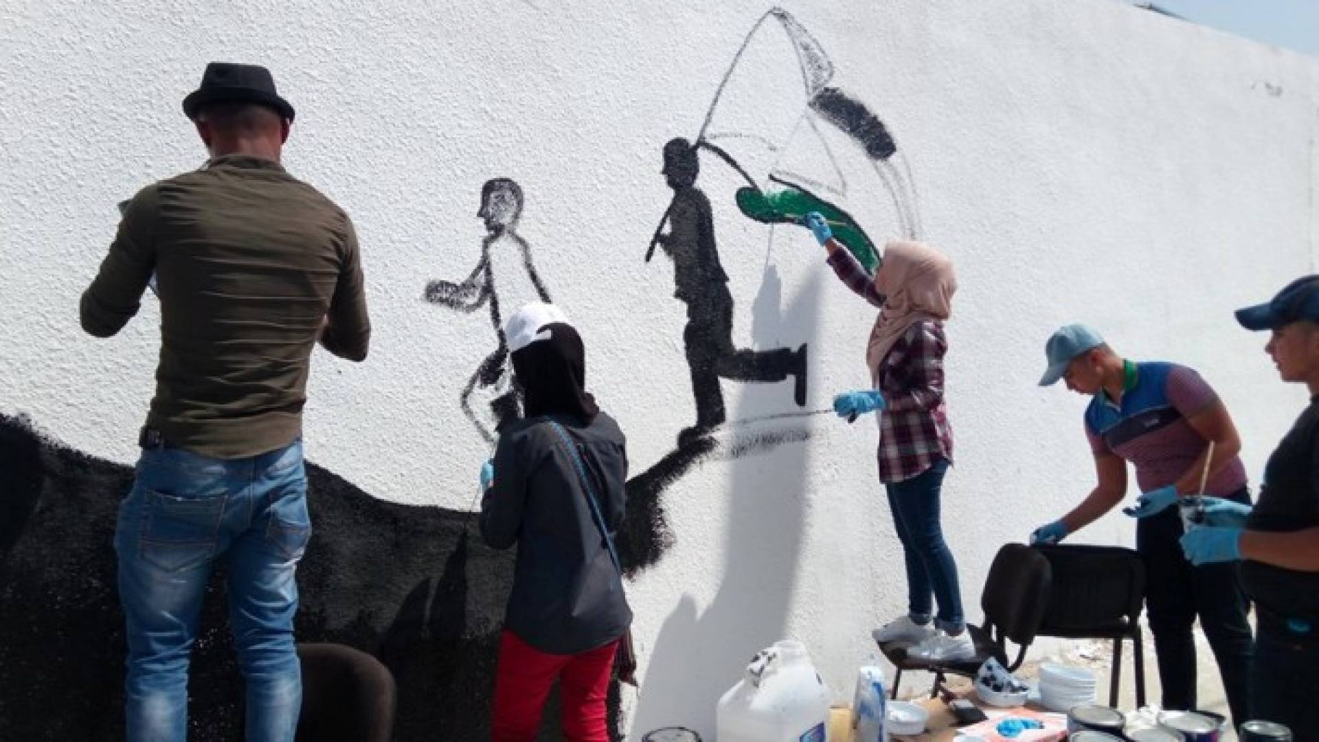جانب من مبادرة أرسم فلسطين على جدران المخيم 