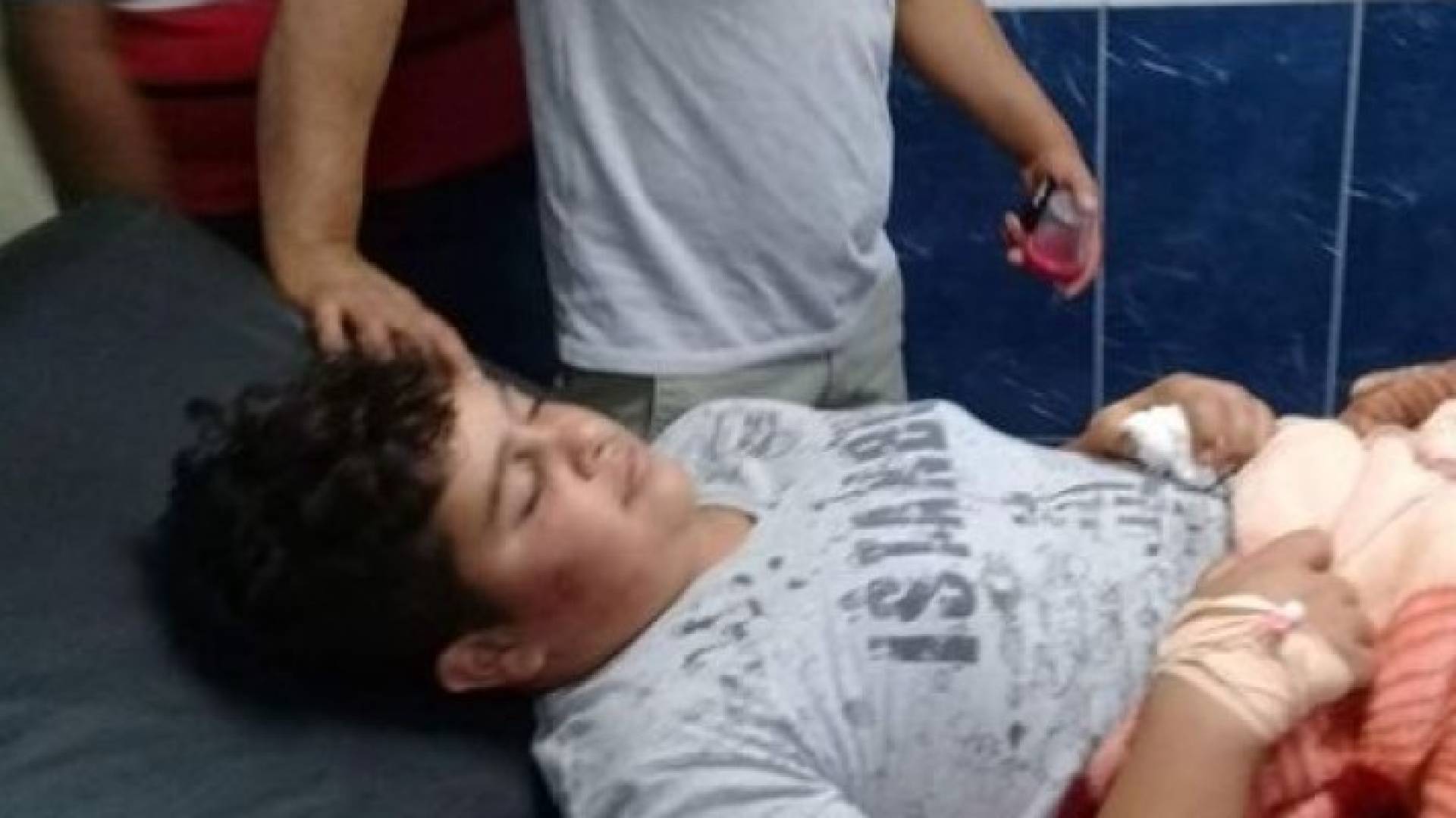 مستوطنون ينكلون بفتى ويجردونه من ملابسه غرب نابلس 