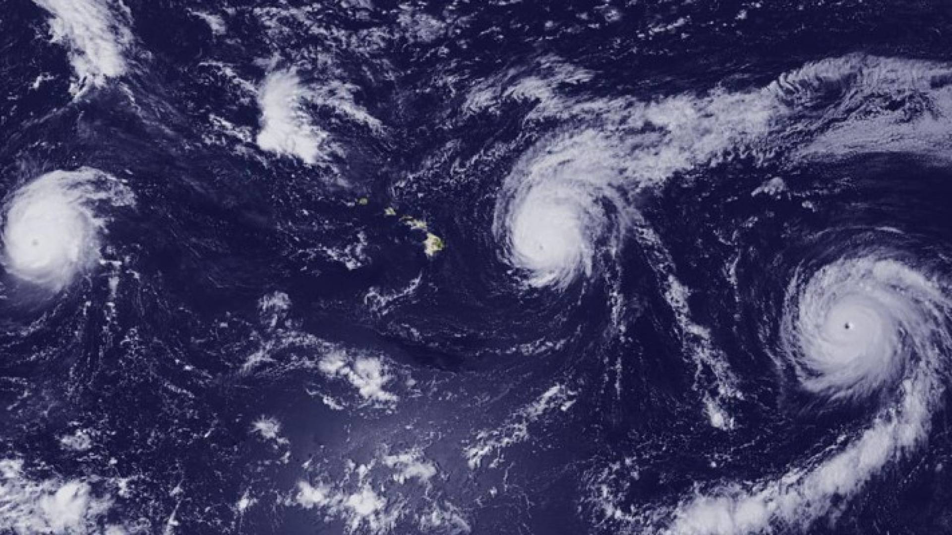 صورة جوية لعواصف تتجمع بأجواء المحيط الهادي ـ أرشيفية