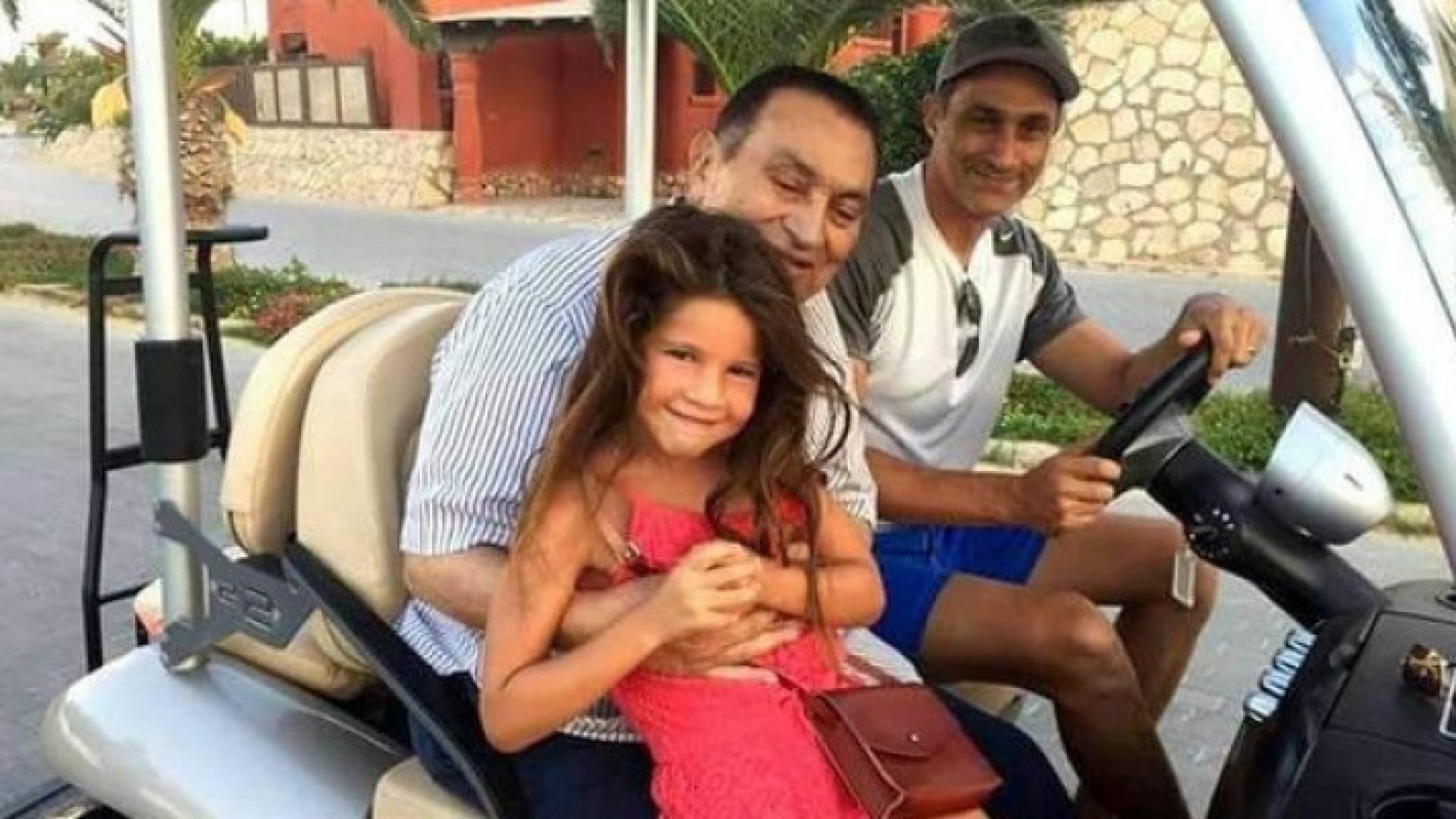 مبارك يحمل حفيدته وبجوارهما نجله جمال