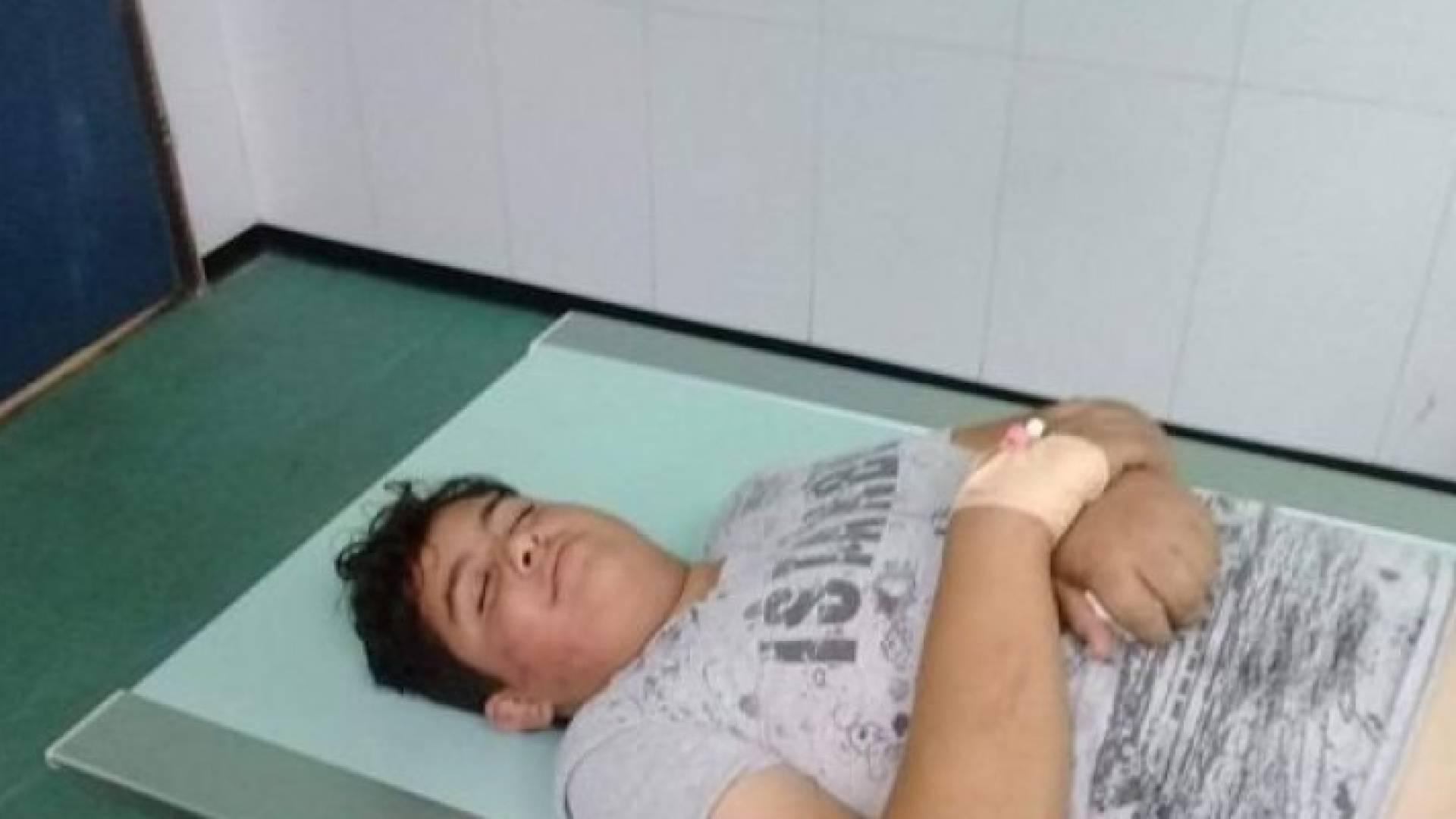 مستوطنون ينكلون بالفتى اسامة ويجردونه من ملابسه غرب نابلس