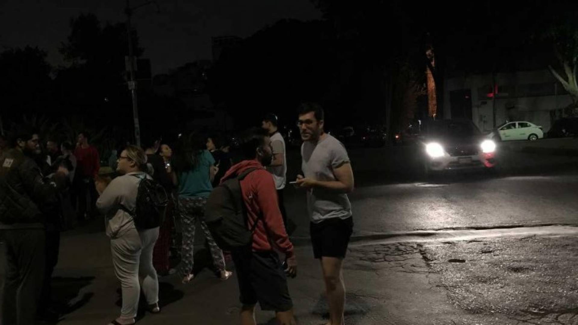 سكان العاصمة المكسيكية هرعوا للشوارع بعدما شعروا بالزلزال