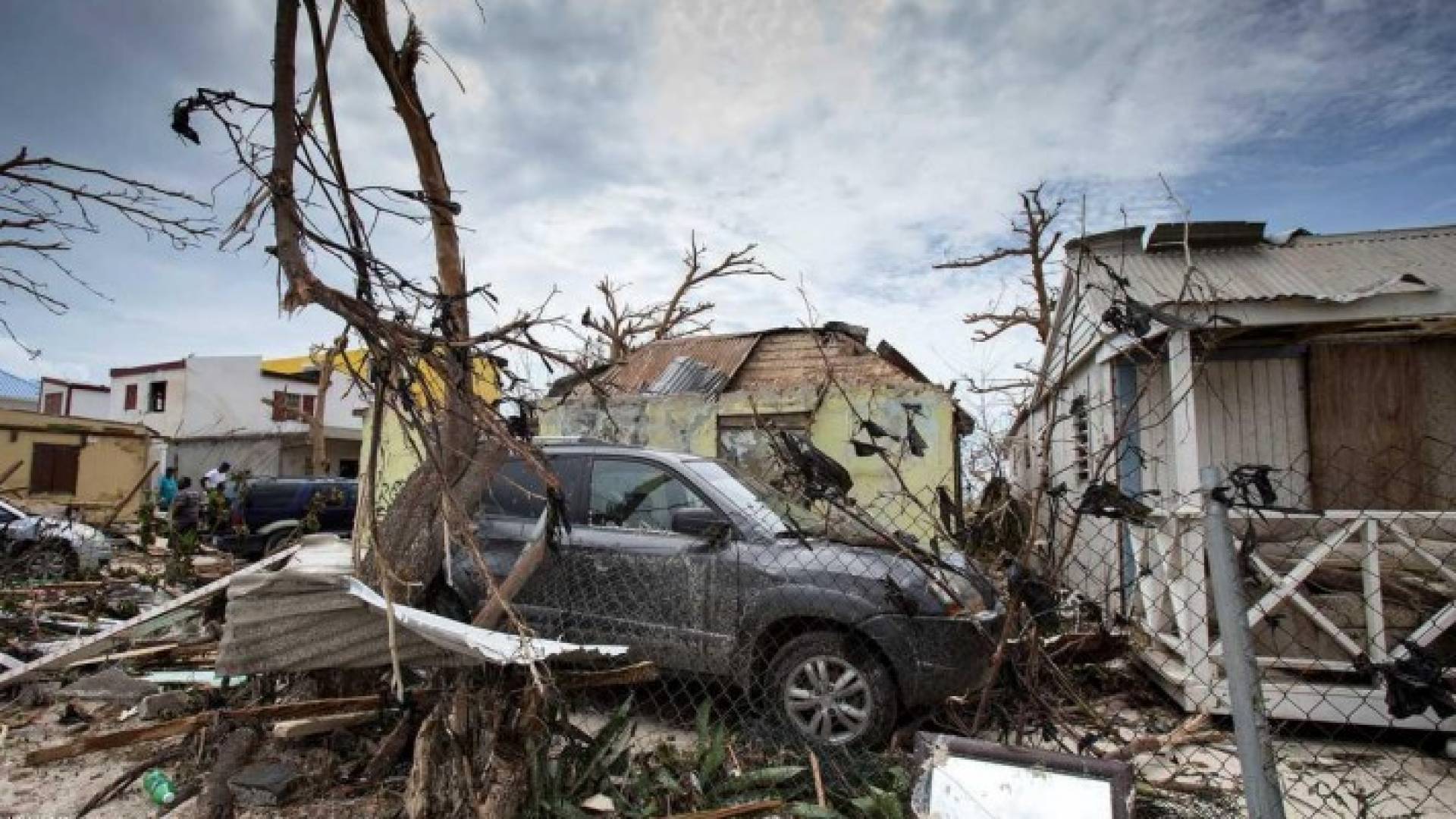 دمار واسع خلفه الإعصار في جزيرة سانت مارتن بالكاريبي