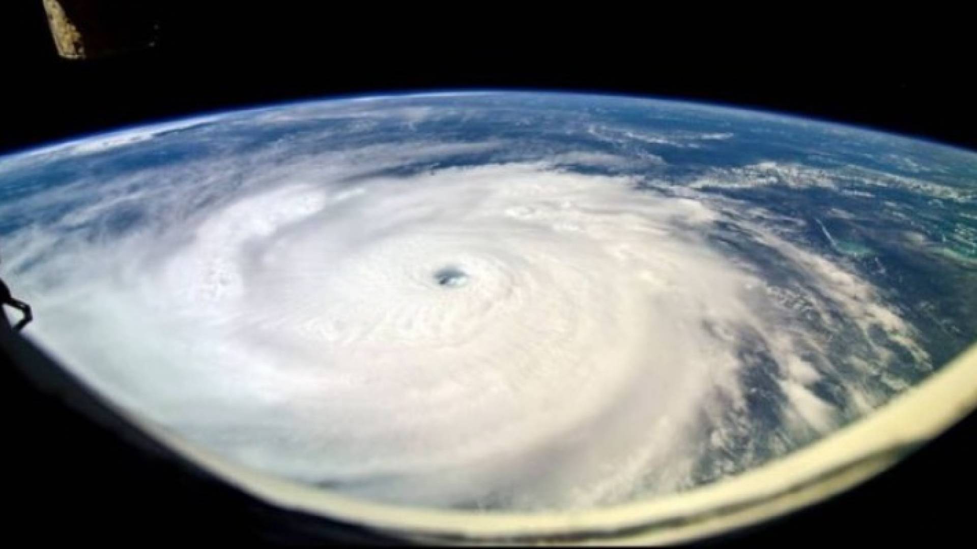 صورة للاعصار إيرما في بحر الكاريبي