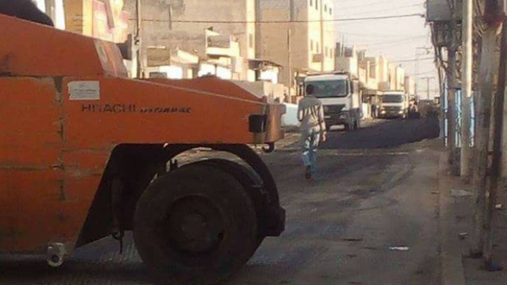 من اعمال التعبيد بالخلطات الاسفلتية لعدد من شوارع مخيم الشهيد عزمي المفتي