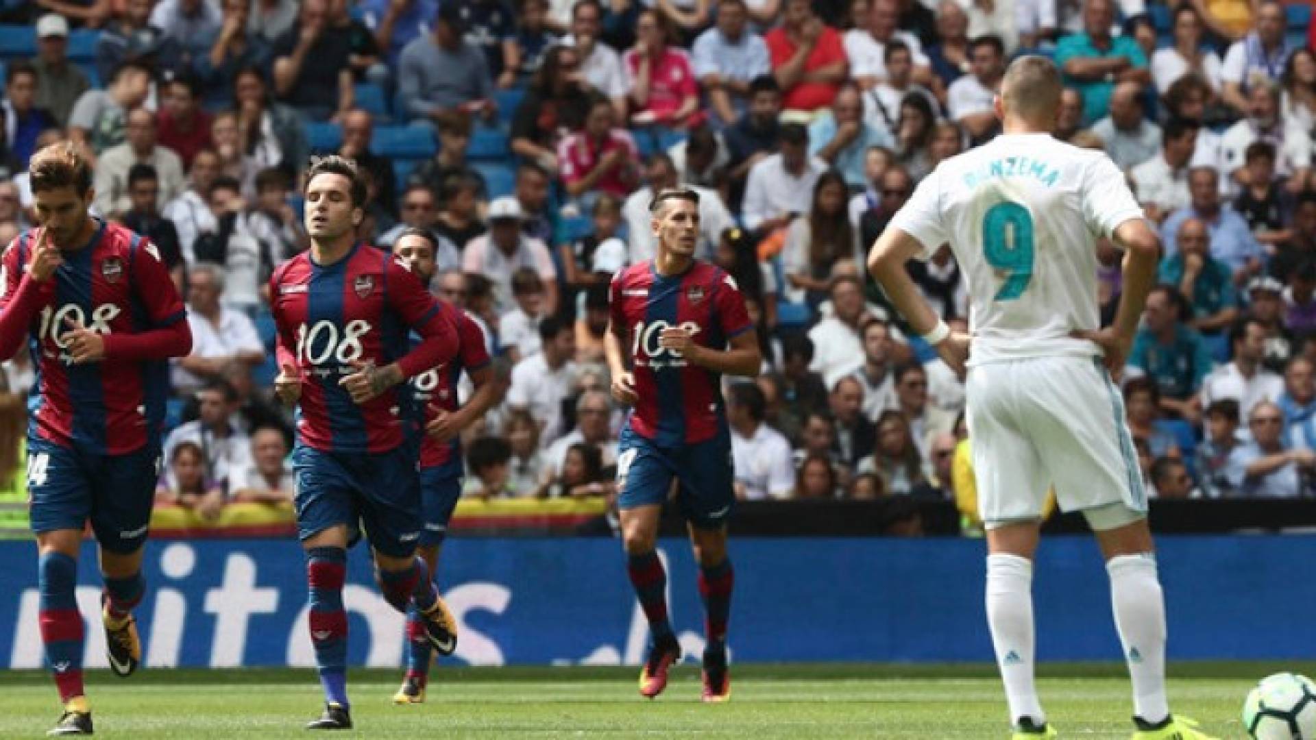 لاعبو ليفانتي يحتفلون بهدفهم المبكر