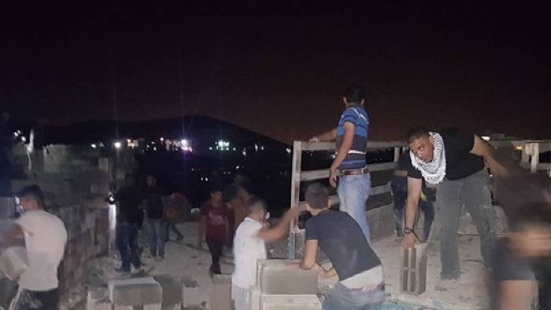 تم عملية إعادة البناء لخمس غرف صفية بالطوب وسقفها بالحديد المصفح