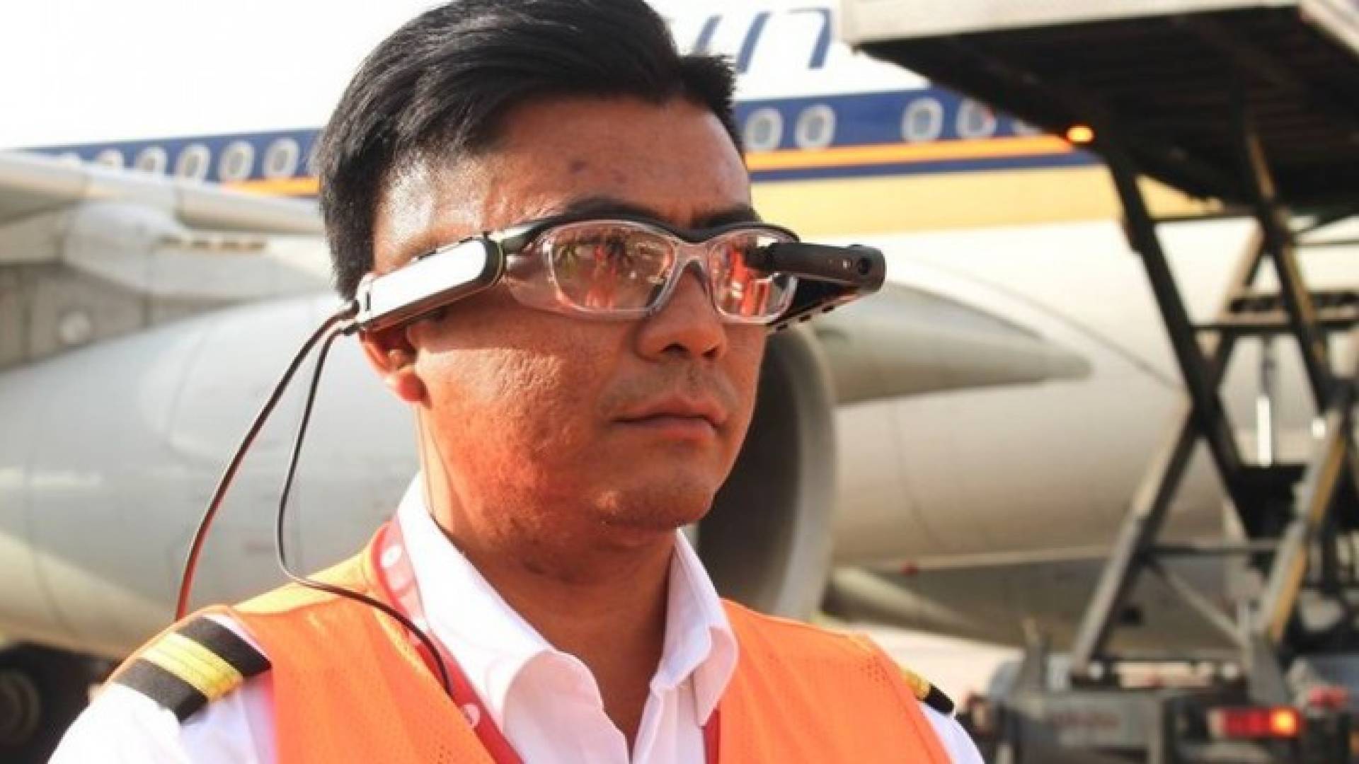 أفضل مطار في العالم يزود العاملين بنظارات ذكية لفحص البضائع بمجرد النظر