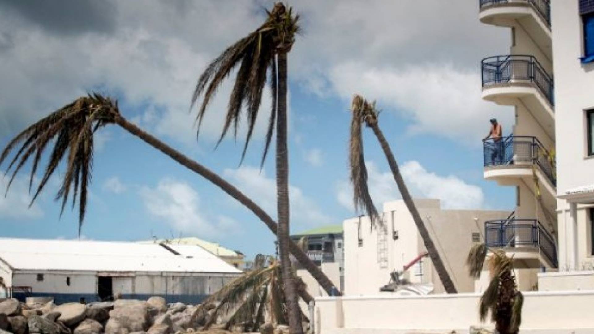 أثار مدمرة لإعصار إرما فى جزيرة سانت مارتن الهولندية 