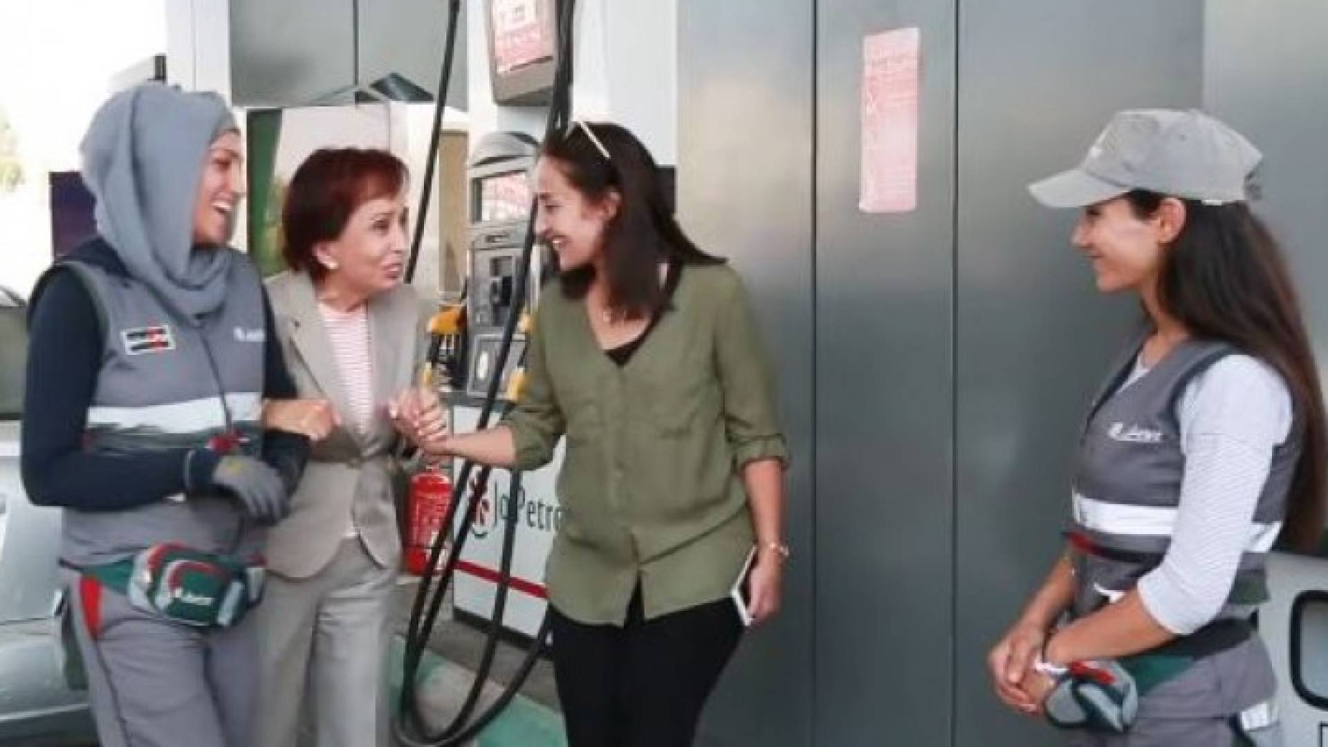 الأميرة بسمة تحيي عاملات بمحطة وقود