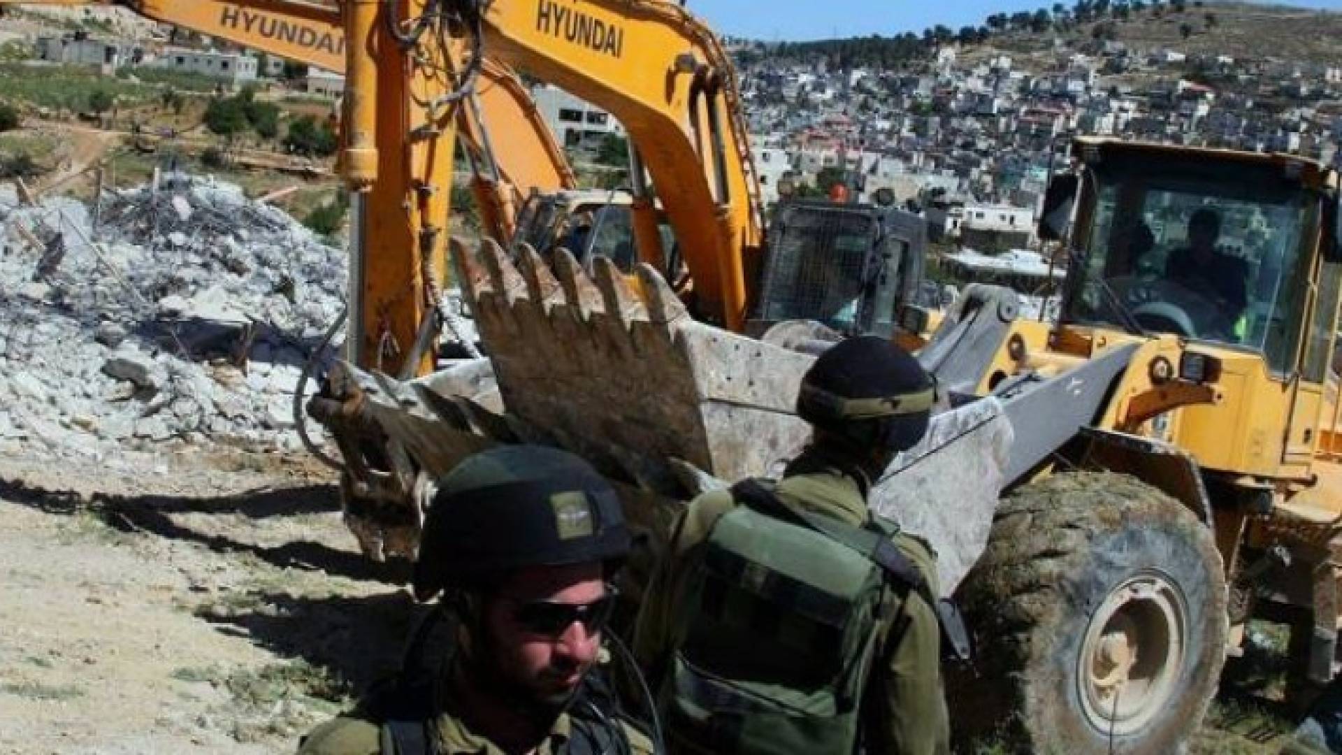 الاحتلال ينفذ اعمال تجريف بمقبرة الشهداء في القدس 