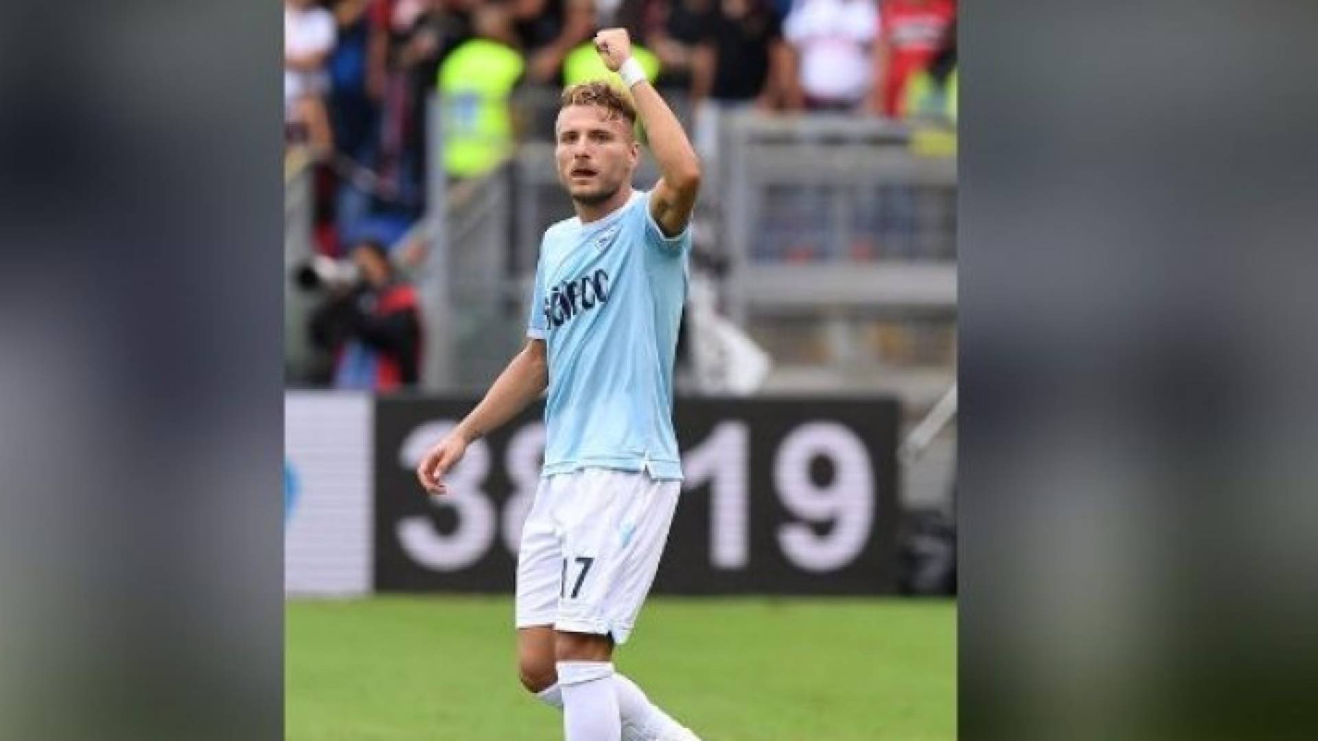 إيموبيلي يحتفل باحراز هدف لفريقه لاتسيو في شباك ميلانو