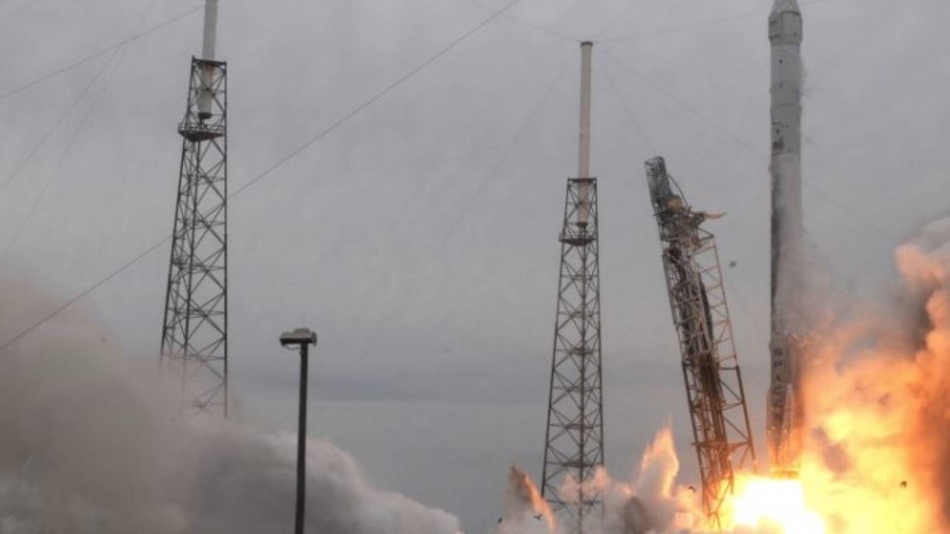 صاروخ سبيس إكس ينطلق إلى الفضاء