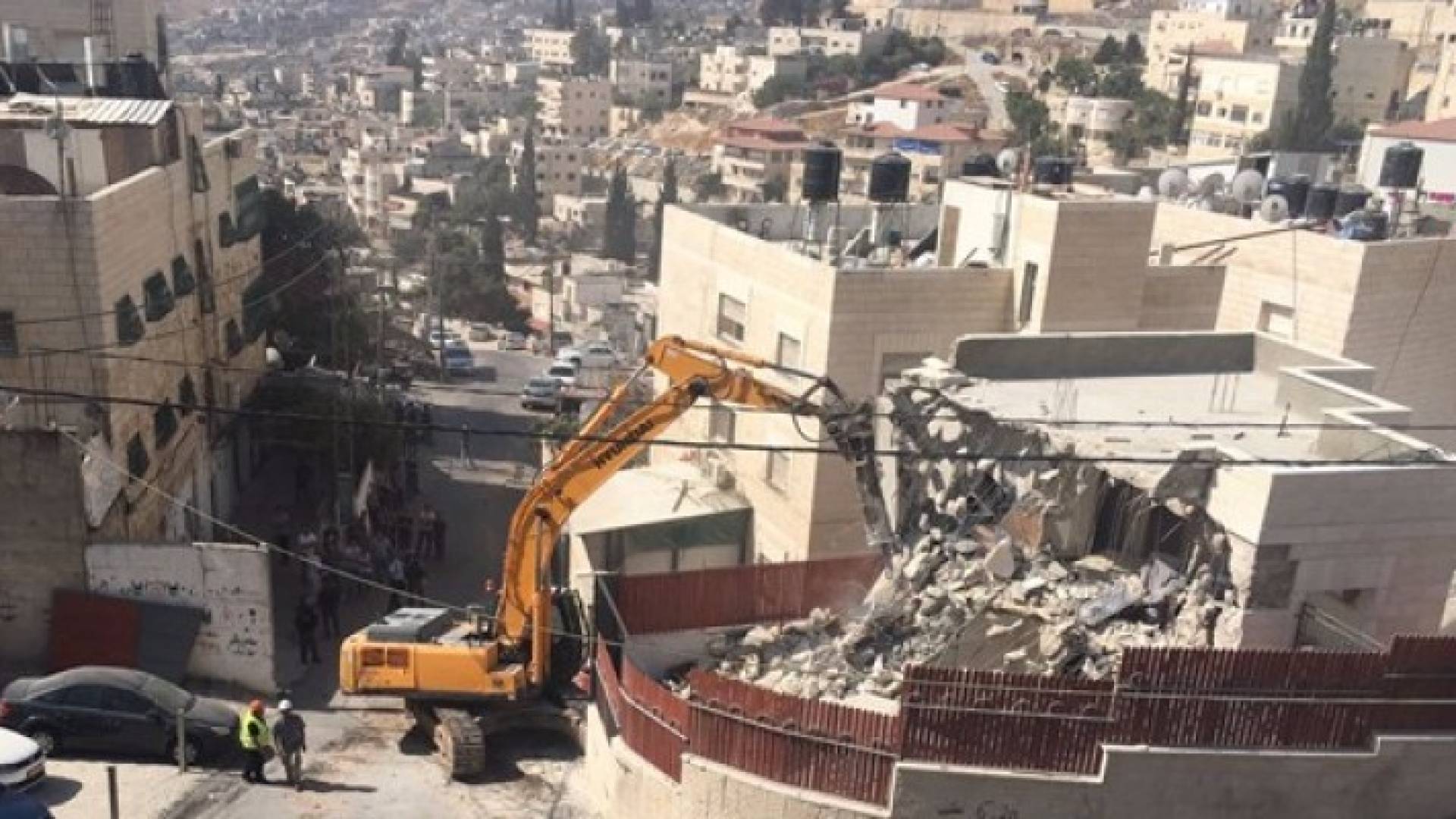 جرافات الاحتلال تهدم بناية سكنية في القدس