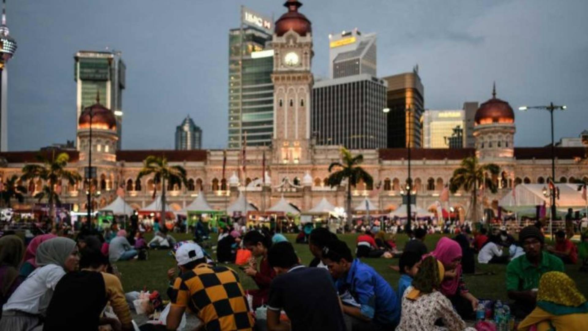 الصورة أرشيفية لطلبة في ميدان عام 