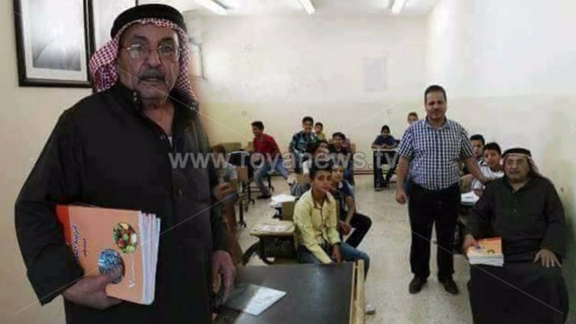 أردني يلتحق في المدارس بعمر السبعين 
