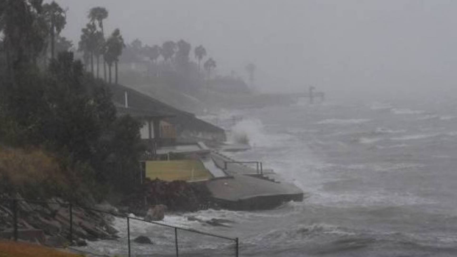 قال المركز الوطني الأميركي للأعاصير إن هوزيه أصبح مجددا إعصارا من الفئة الأولى