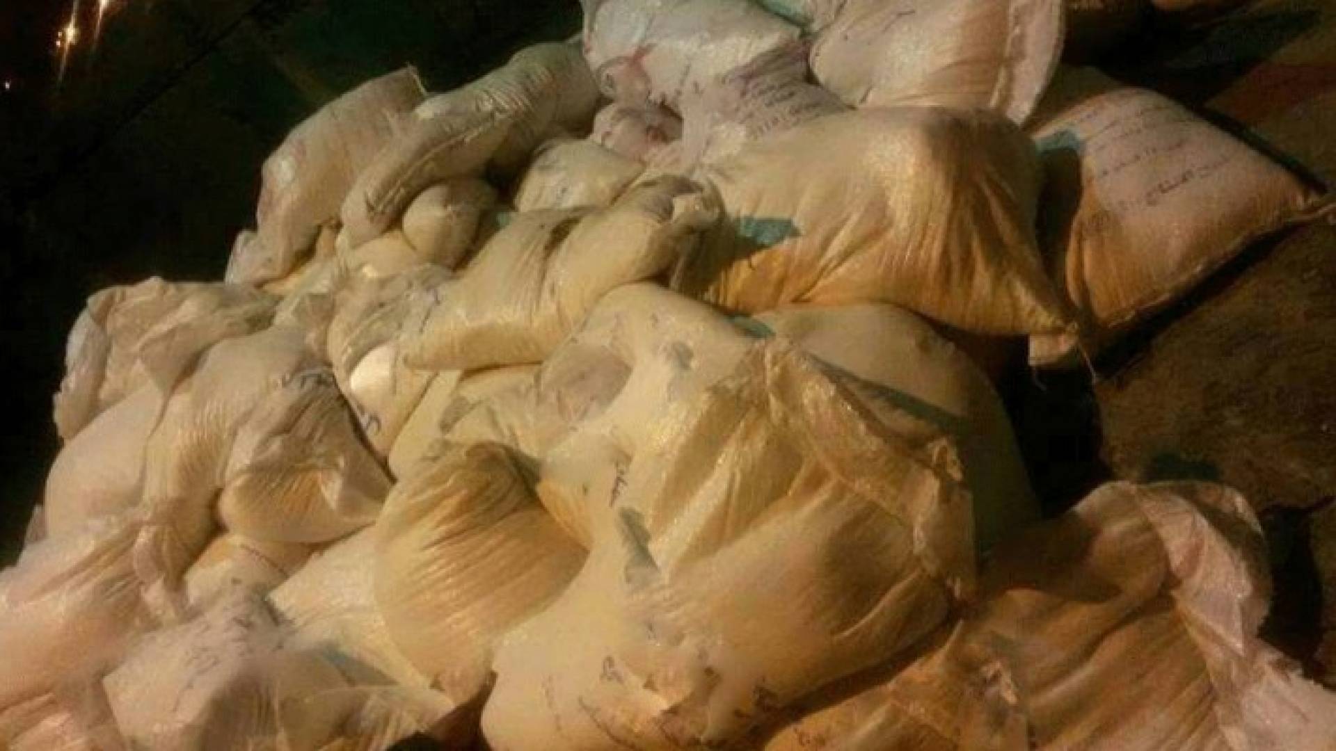 ضبط طن ونصف ملح فاسد في عدد من المخابز بمعان