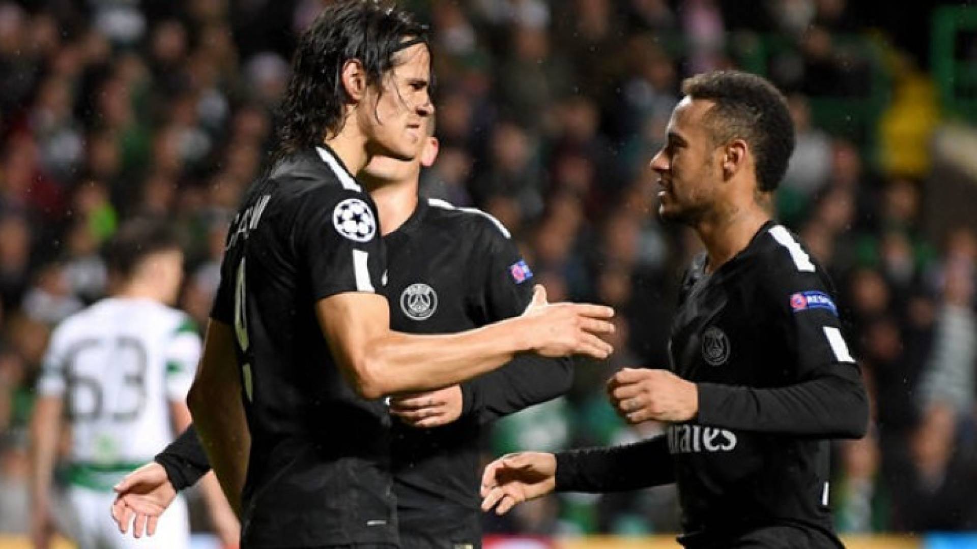 نيمار يصافح إدينسون كافاني