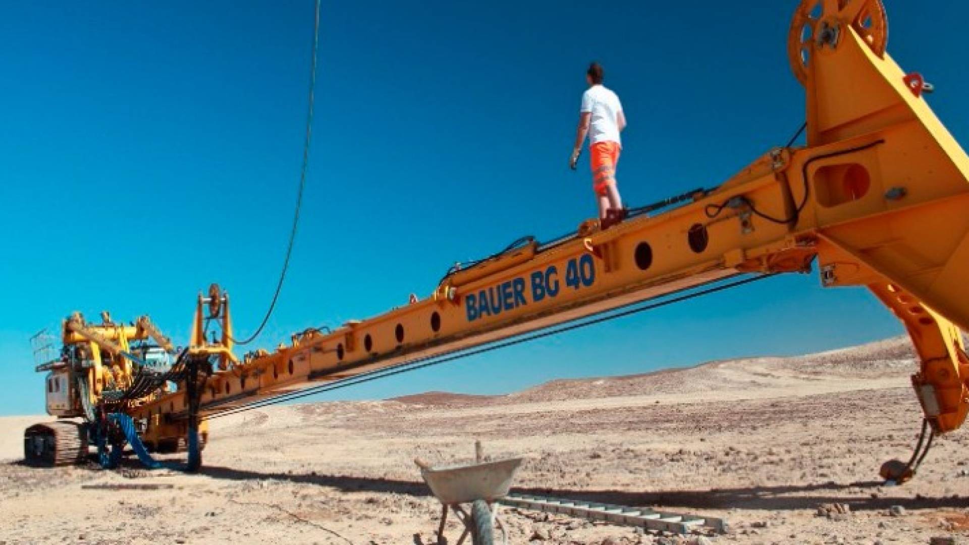 ارشيفية لآلة تعمل في مجال الصخر الزيتي في جنوب المملكة