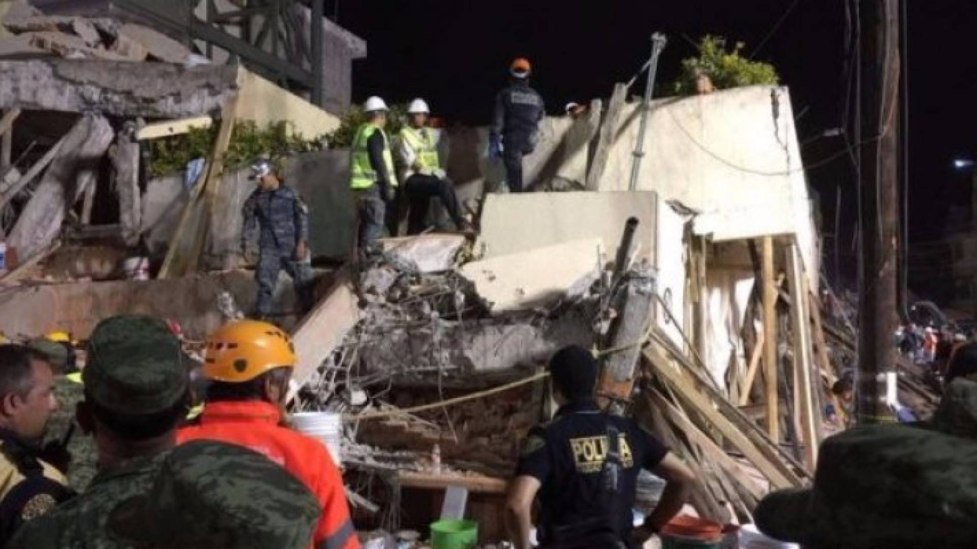 جانب من الاضرار التي خلفها الزلزال الشديد