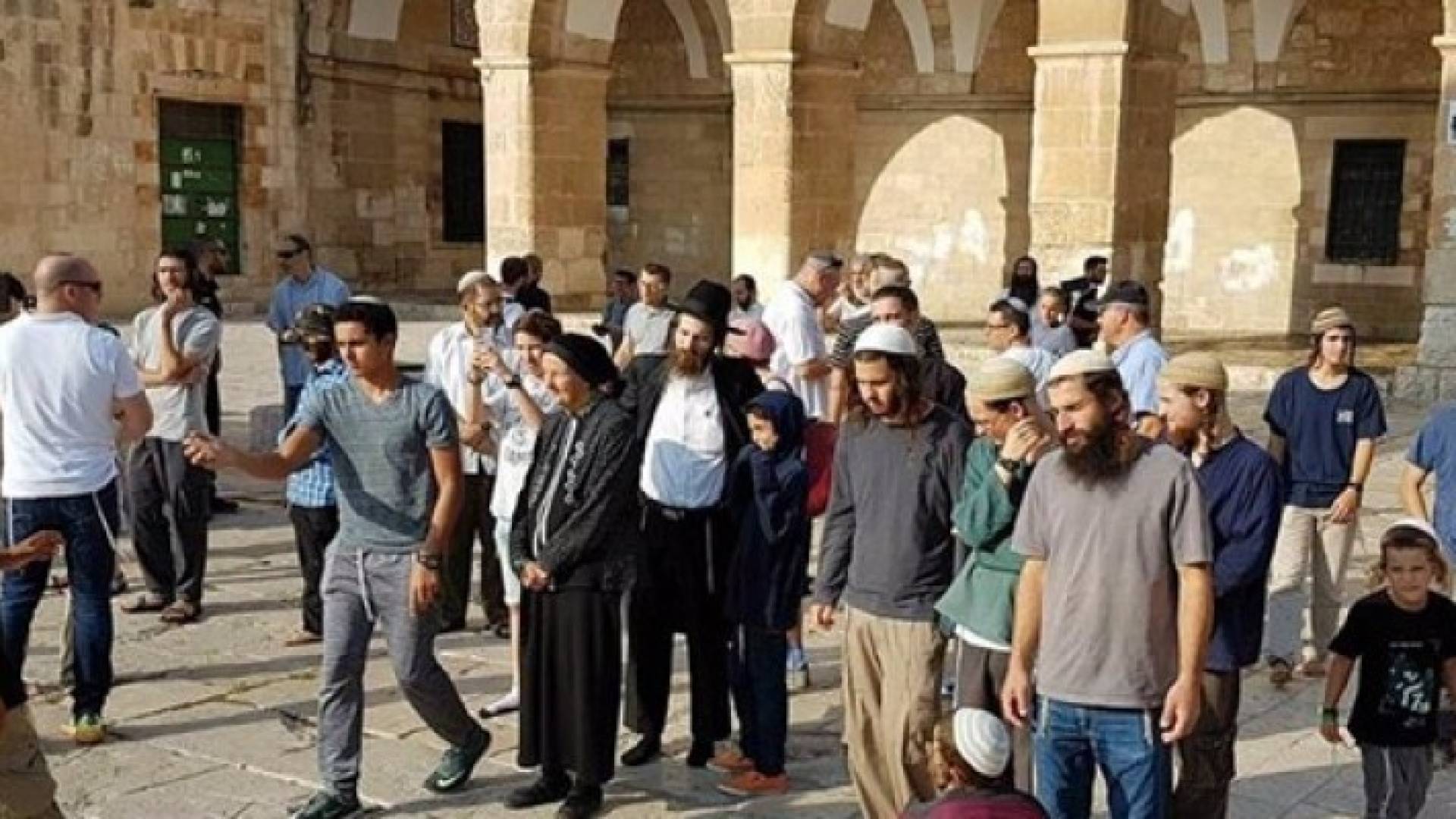 مئات المستوطنين يقتحمون المسجد الأقصى