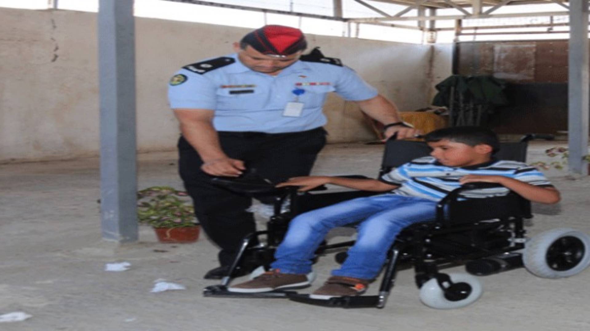 الأمن العام يحل مشكلة طفل "مشلول".. ويحلقه بالمدرسة