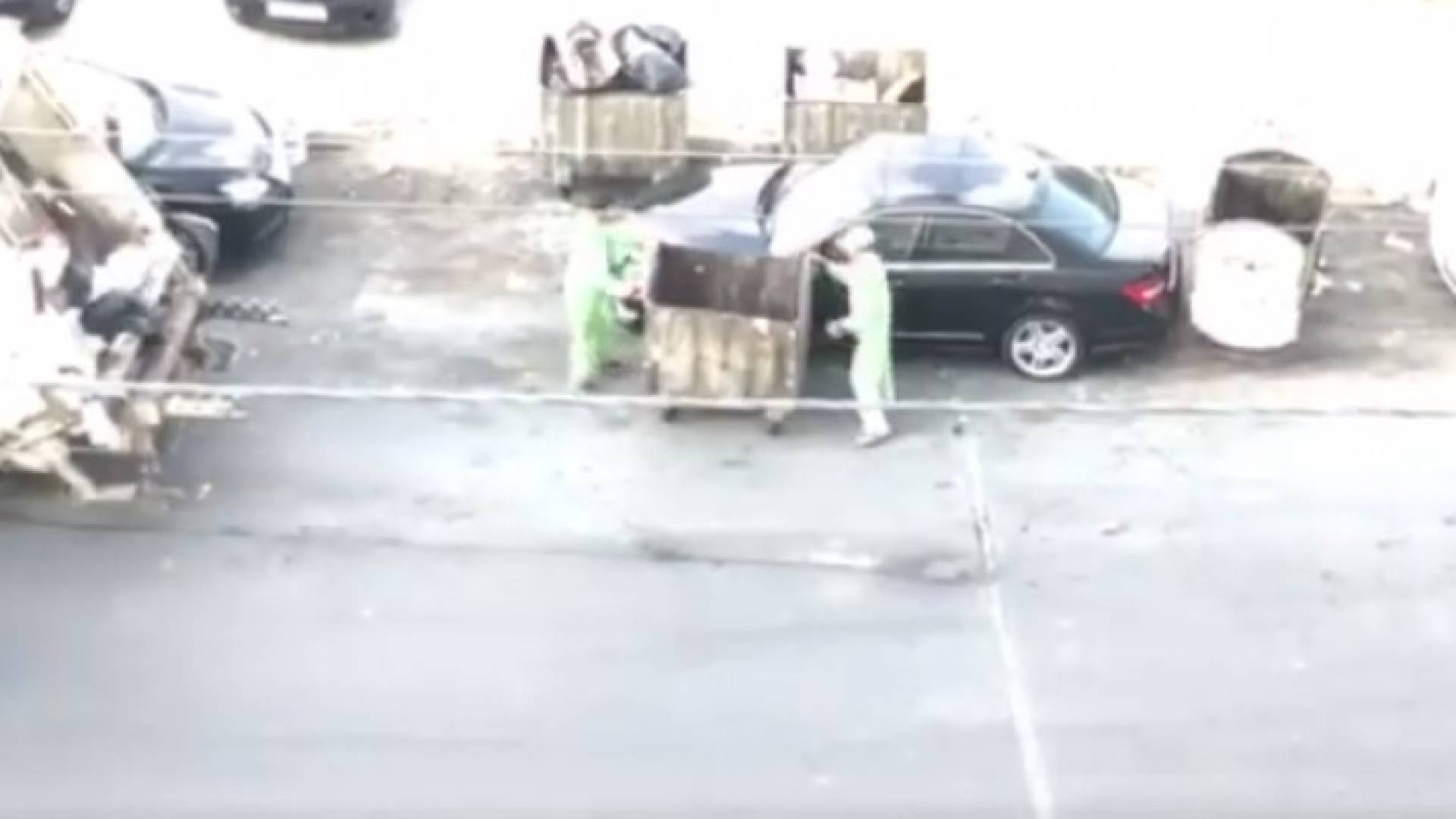تصرف طريف من عمال وطن بحق مركبة أحد المواطنين في عمان
