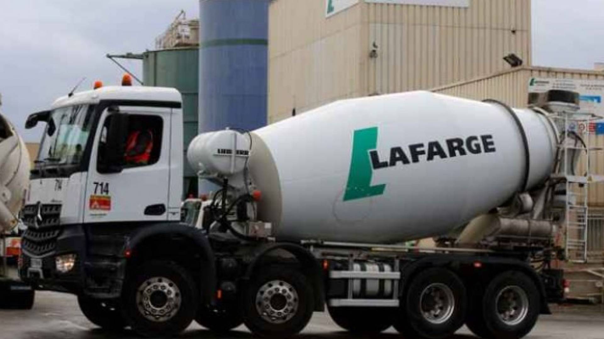 'لافارج' للاسمنت أقرت بتمويل جماعات مسلحة في سوريا