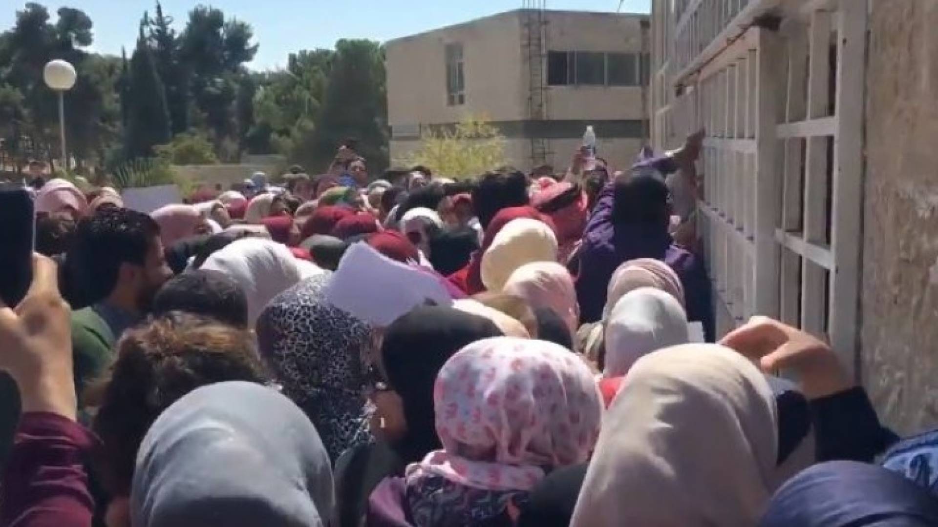 تزاحم شديد خلال دخول الطلبة المستجدين في الجامعة الأردنية