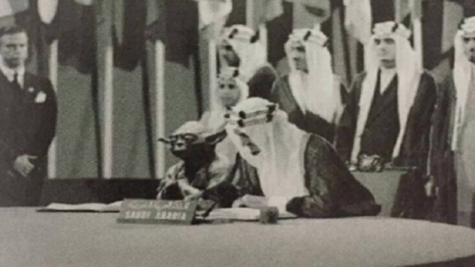 كائن غريب بجوار الملك فيصل يضع "التعليم السعودية" في مأزق!