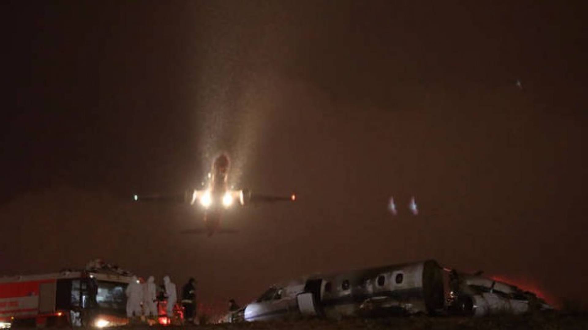 حريق يلتهم طائرة ركاب في مطار أتاتورك