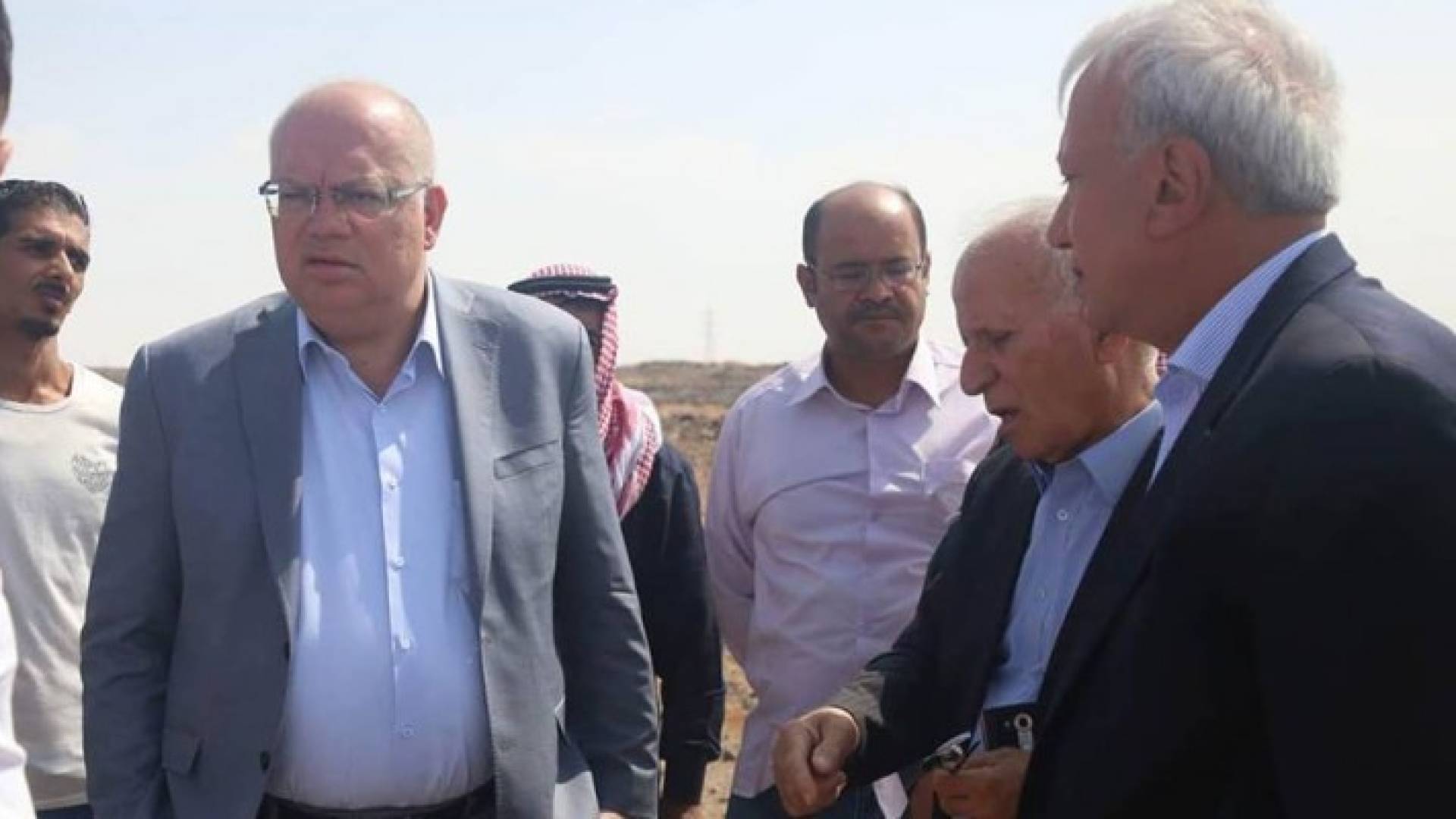 هلسة يتفقد الطريق المؤدية الى الحدود العراقية