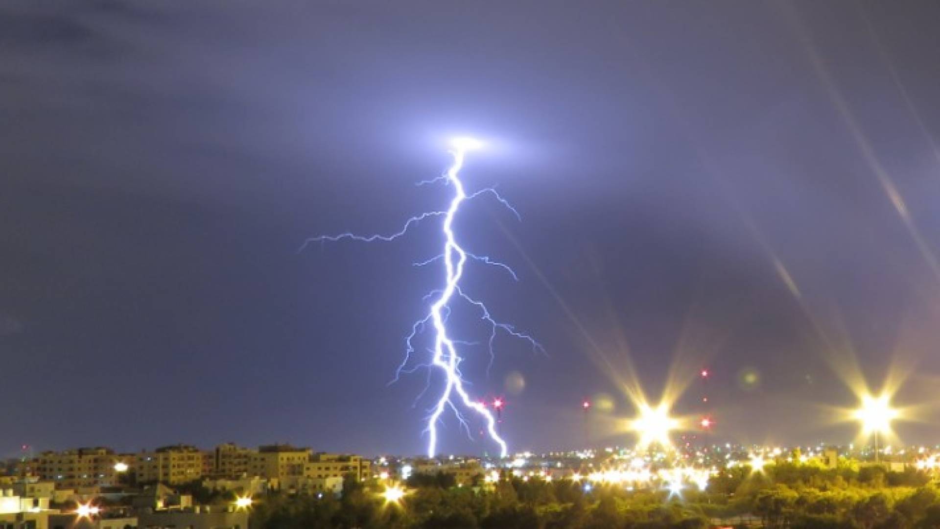 البرق في العاصمة عمان