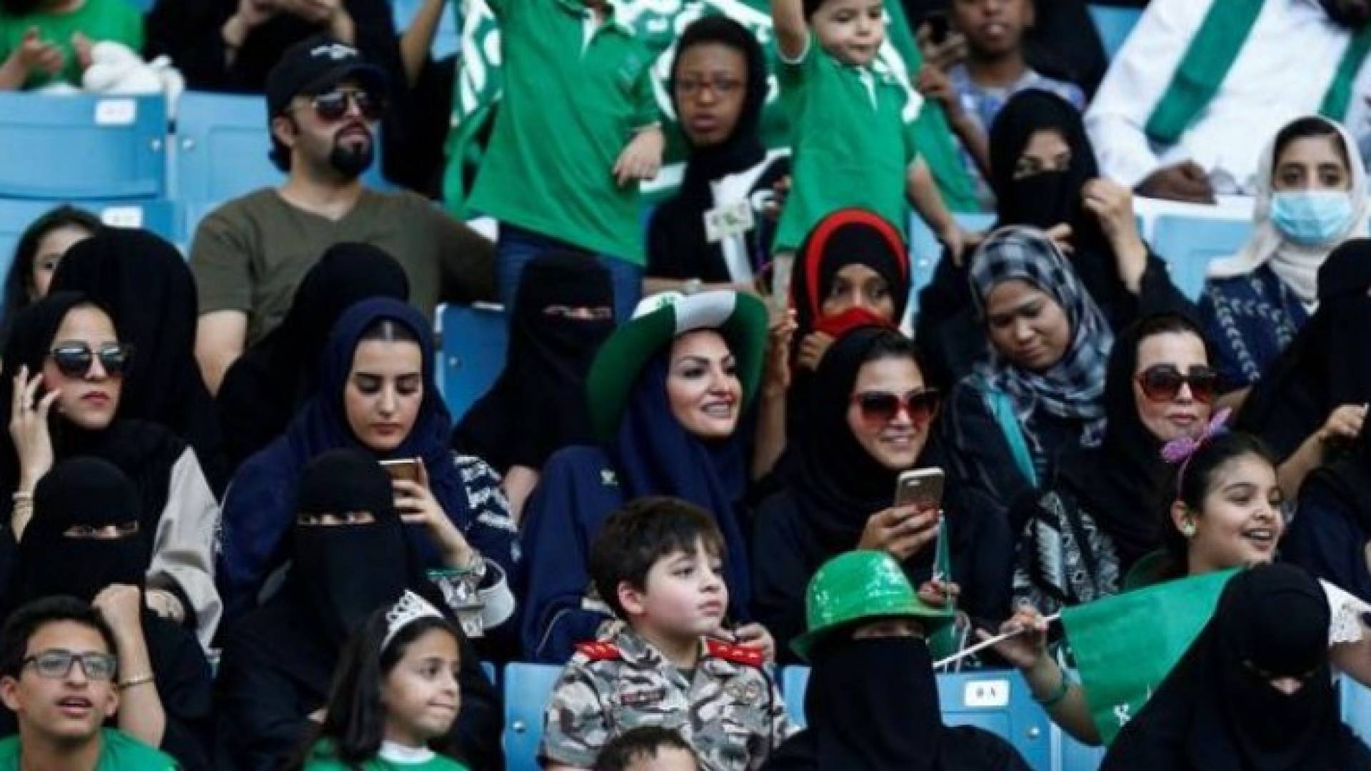 السعودية تسمح للمرأة ولأول مرة بدخول استاد رياضي في اليوم الوطني