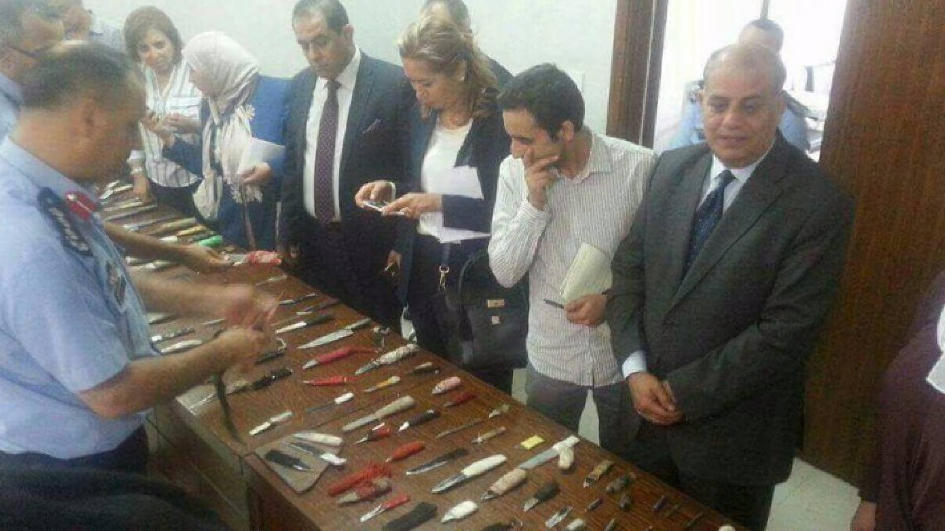 جزء من الممنوعات التي ضبطت بحوزة النزلاء