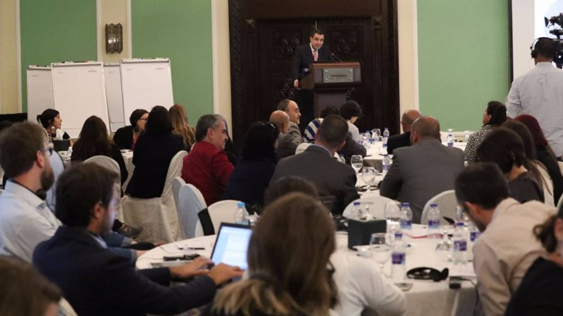 عماد فاخوري يتحدث في افتتاح اعمال ورشة عمل للفرق القطاعية التي تمثل القطاعات الاثني عشر التي تشملها خطة الاستجابة الأردنية للأزمة السورية