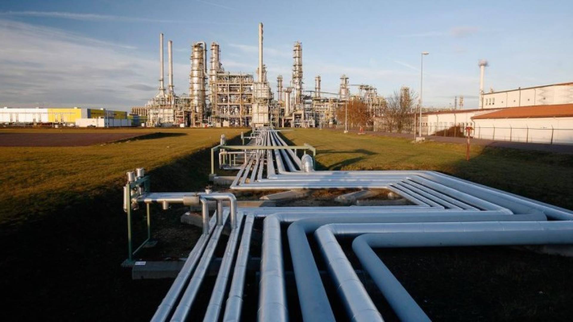 شبكة أنابيب بإحدى محطات تكرير النفط بإيران 