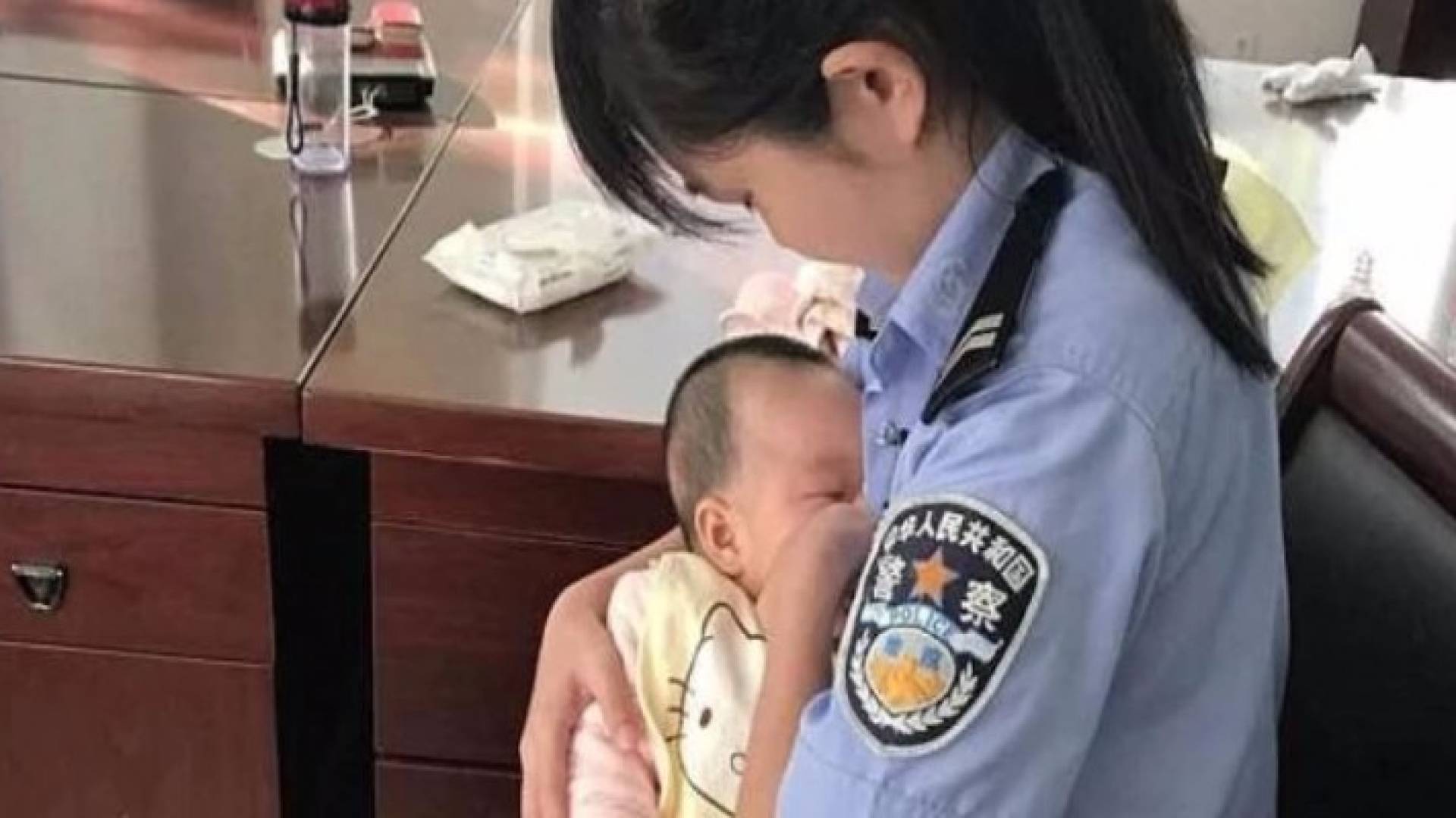 شرطية صينية ترضع ابنة متهمة خلال خضوع والدتها للمحاكمة