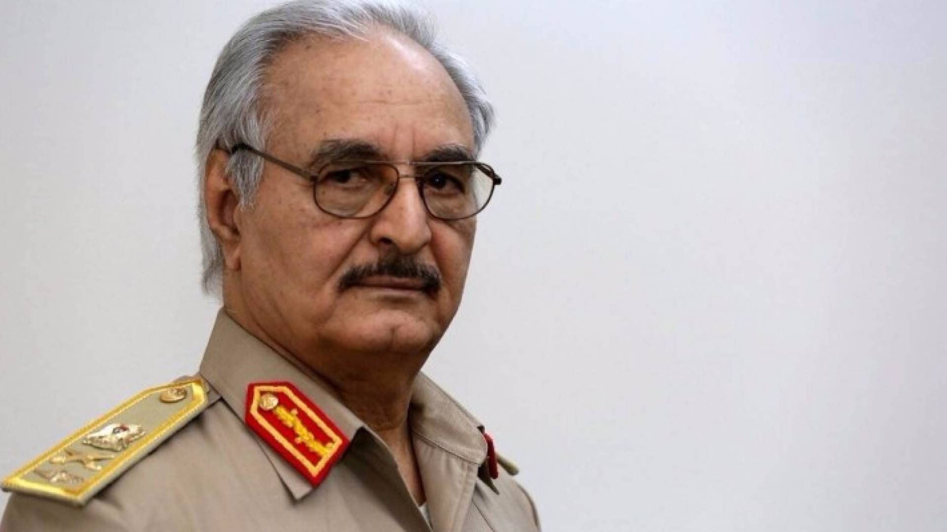 حفتر يساوم أوروبا على إيقاف تدفق المهاجرين إليها