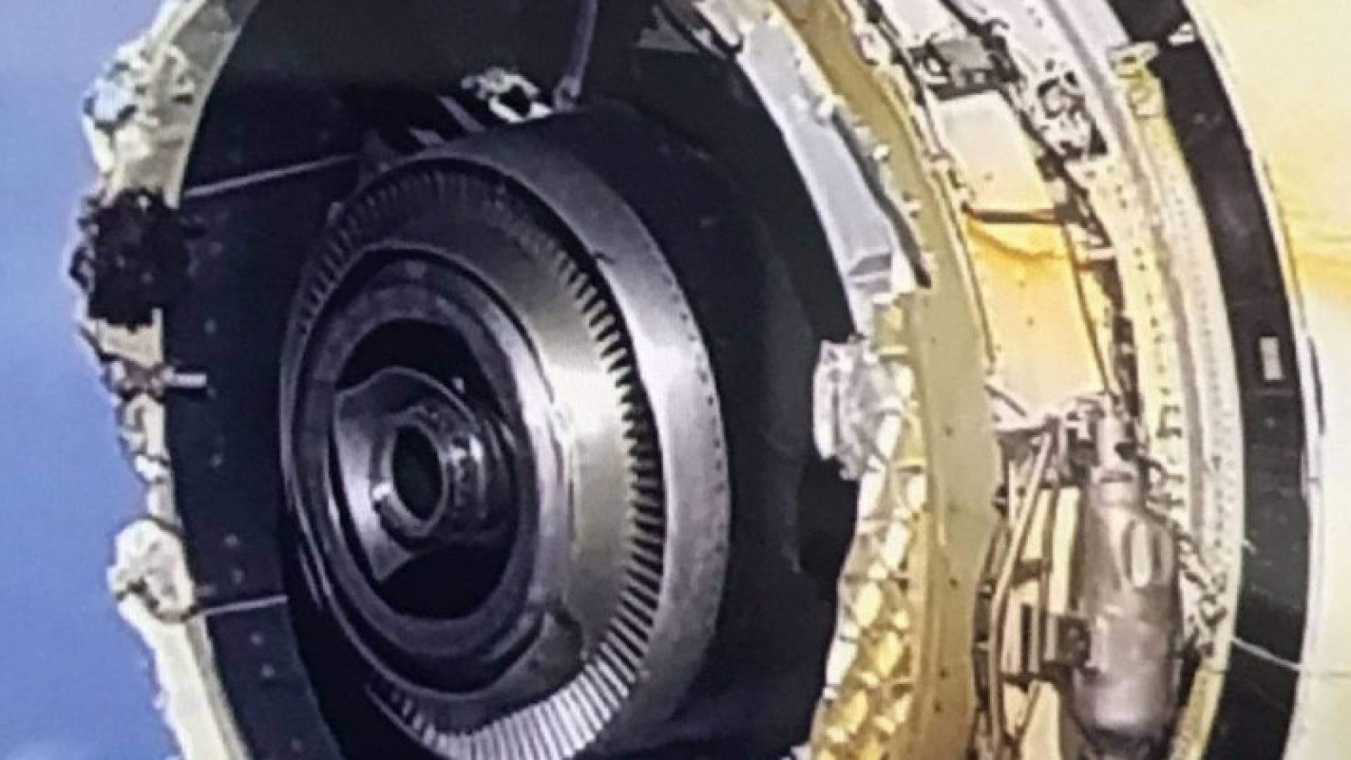 محرك الطائرة الذي تعرض للتحطم