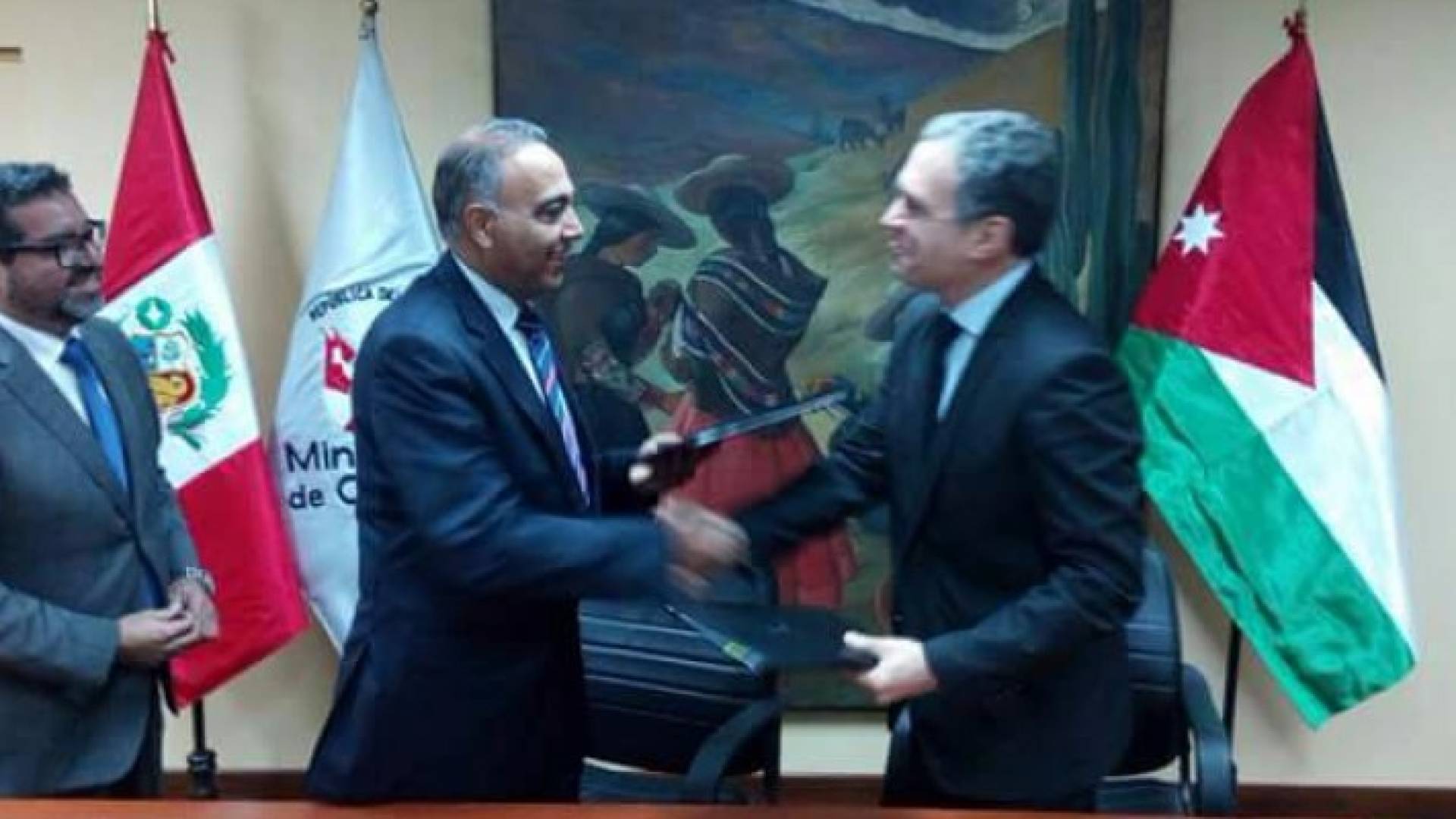 من حفل التوقيع