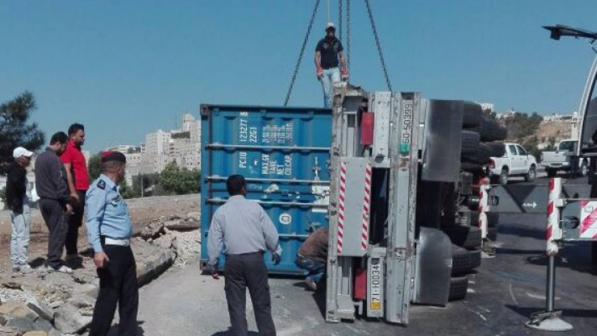 تدهور شاحنة على جسر المرسيدس 