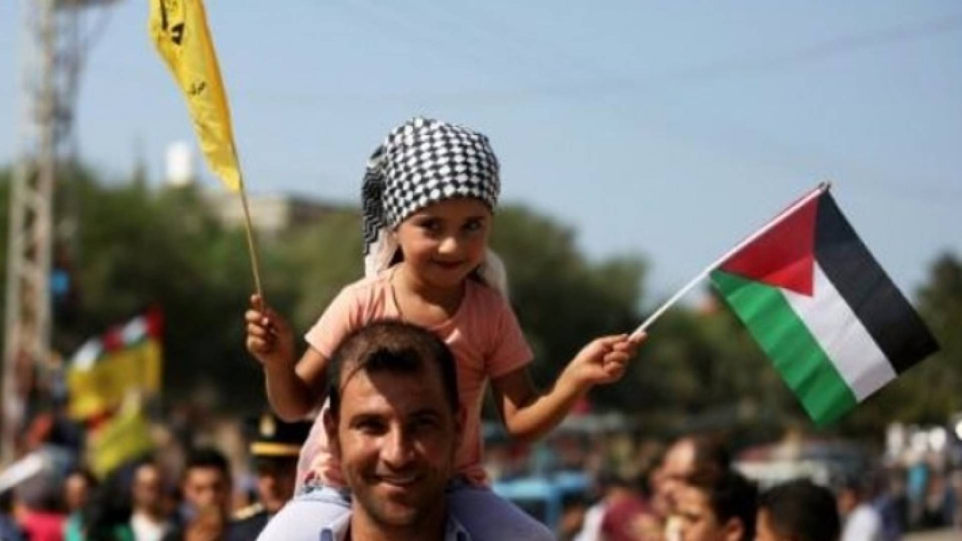 فلسطينيون يتجمعون عند معبر بيت حانون في شمال قطاع غزة لاستقبال الحكومة (ا ف ب)