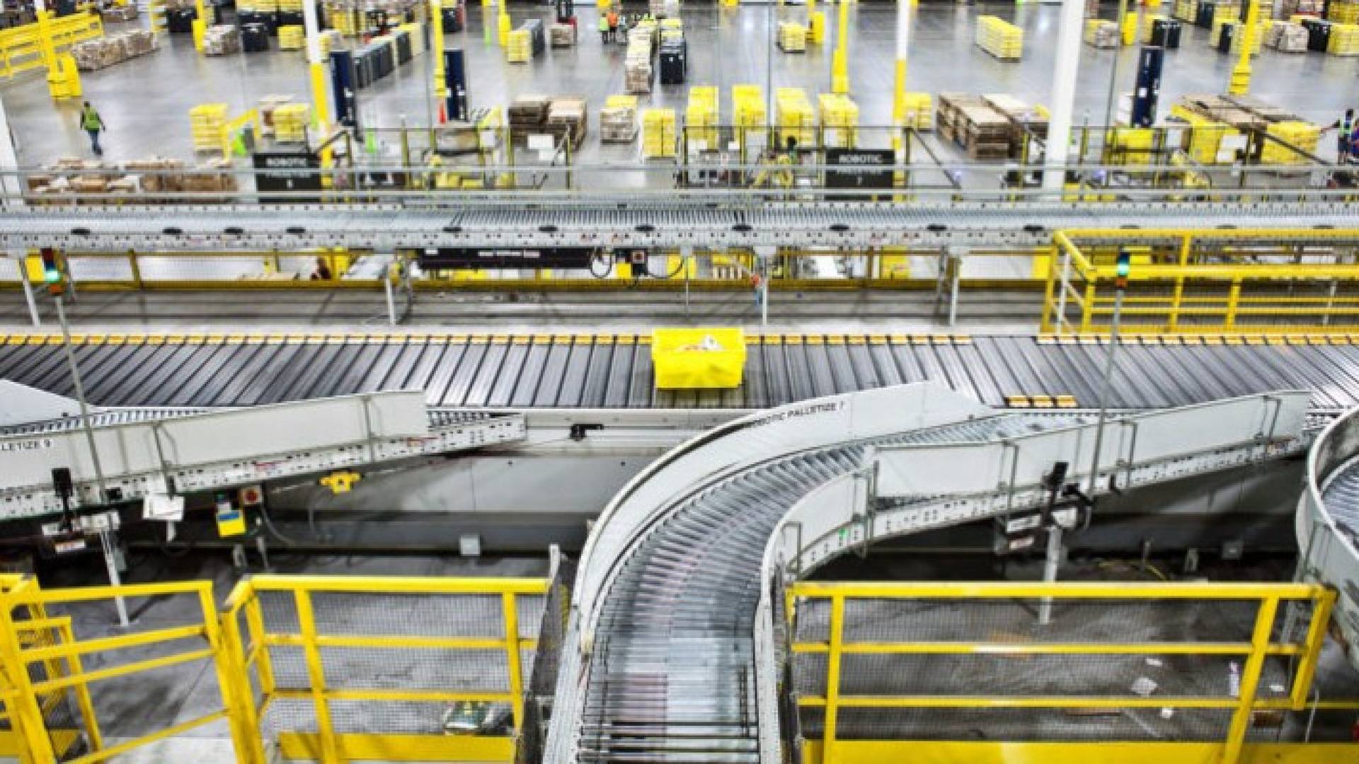 أمازون تقدم أمثلة عن التعاون بين البشر والربوتات