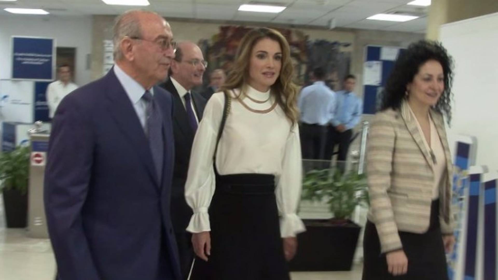 الملكة تزور مكتبة شومان 