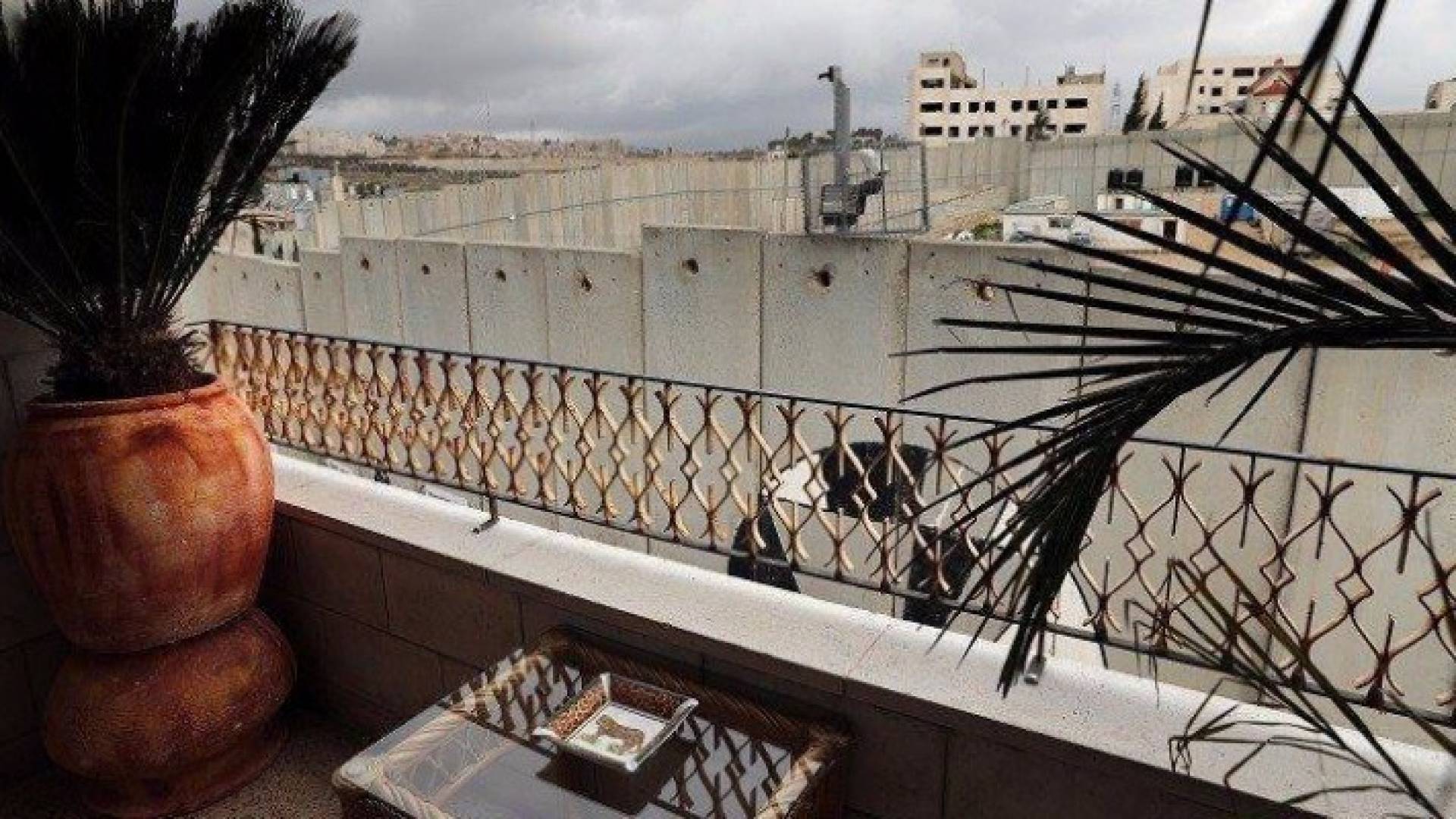 الفندق صاحب اسوأ موقع وإطلالة في العالم يقع في مدينة بيت لحم 